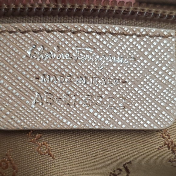 Salvatore Ferragamo Gancini Handbag. - Picture 4 of 16